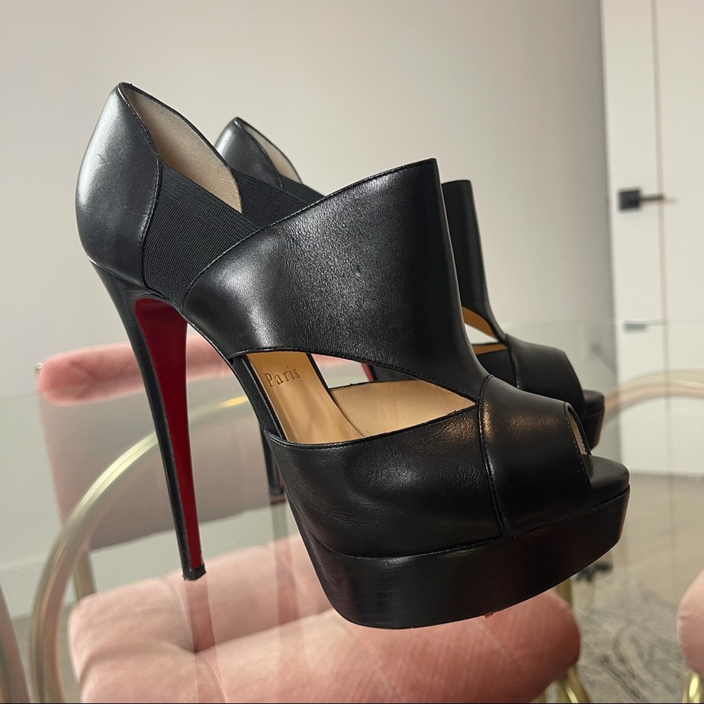 COPY - Like NEW! 38 CHRISTIAN LOUBOUTIN